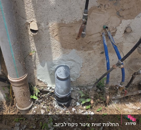 צנרת ותיקון קיר עם צינורות חיצוניים
